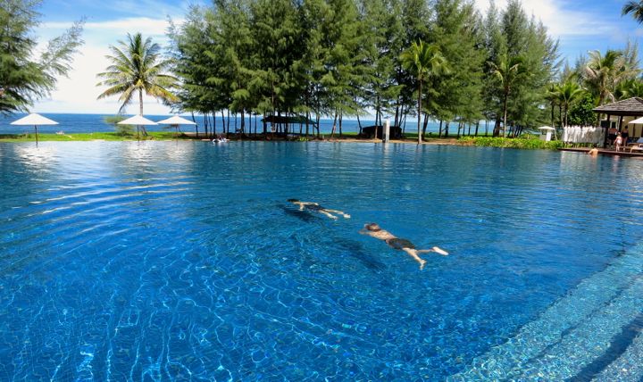 Kids swimming in Centara swimming pool on Phuket.