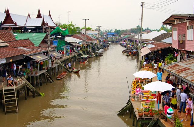 Amphawa floating market: a day trip from Bangkok by train or tour group.