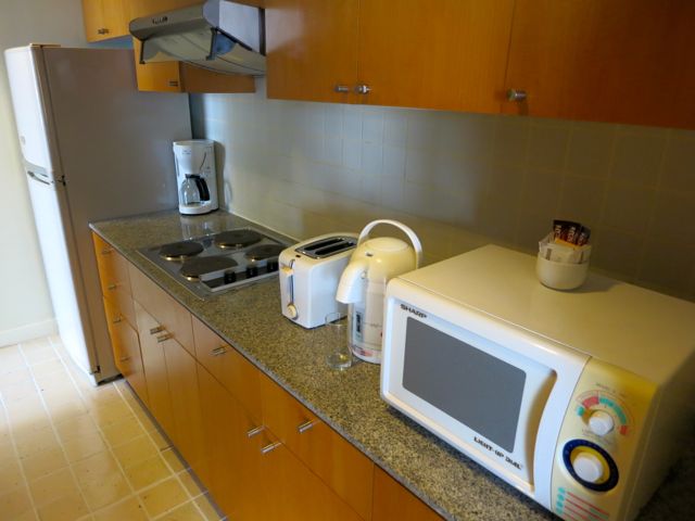 Chatrium Sathon Hotel: kitchen and microwave