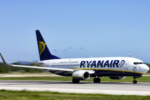 Ryanair 737 cheap flight from Athens to Santorini.
