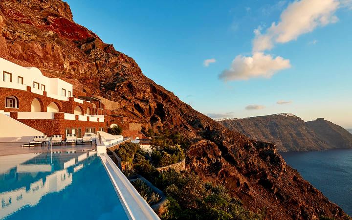 Luxury Hotel near Imerovigli with Infinity Pool and Views of Caldera