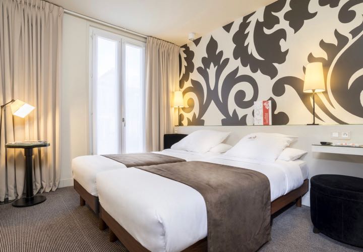 Paris hotel with inexpensive twin room.