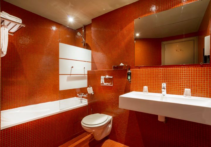 Paris hotel with clean bathroom.