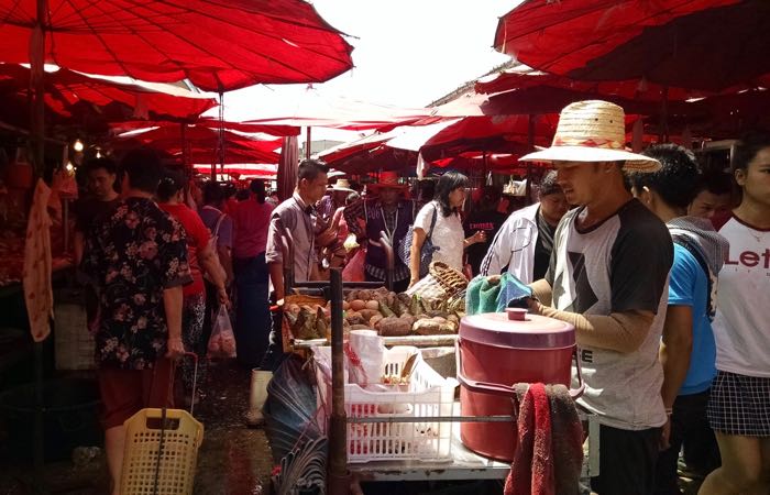 Khlong Toei, Bangkok's biggest fresh market