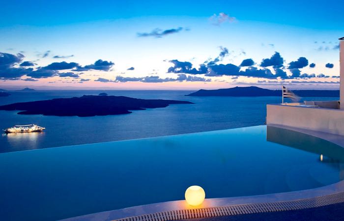 Best Boutique Hotels on Santorini: Cosmopolitan with infinity pool in Fira.