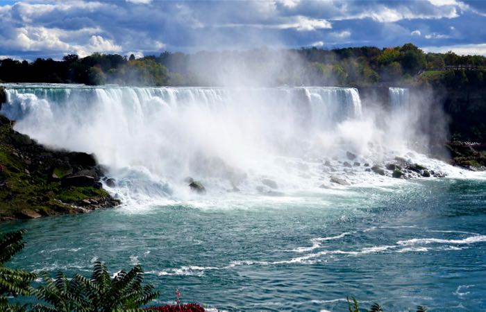 Drive or take a guided bus tour from Toronto to Niagara Falls.