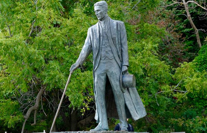 Visit the statue of Nicola Tesla, located near Niagara Falls.