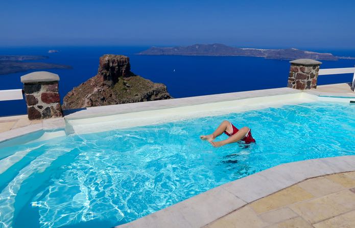 Santorini hotel with infinity pool that allows kids.