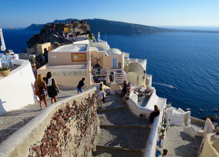 أفضل جزيرة يونانية لوجهات النظر والجمال: سانتوريني.
