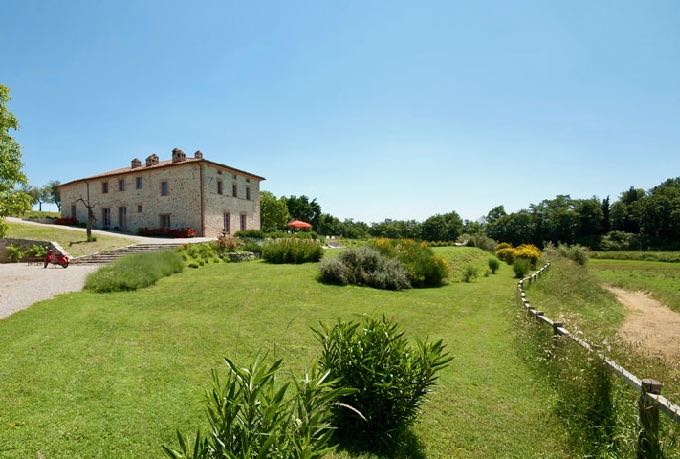 Agritourismo farmhouse with views in Umbria.