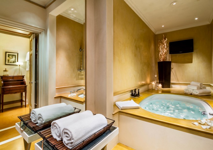 Central Florence hotel with jacuzzi suite