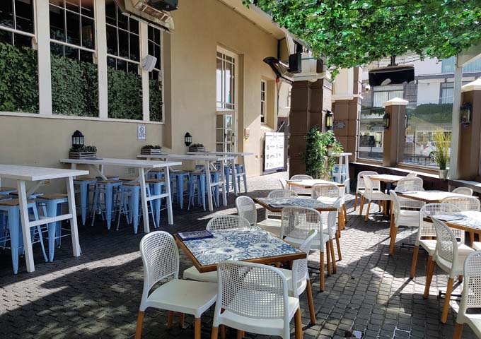 Bar adjoining Courtyard at Hotel Bondi