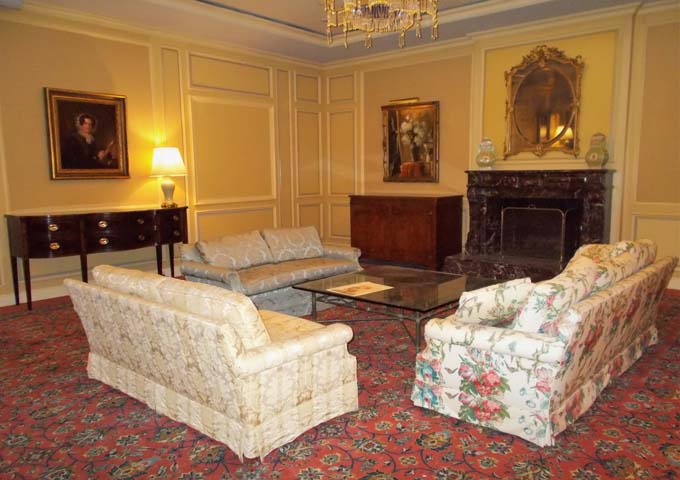 Guests' lounge at Sir Stamford Hotel