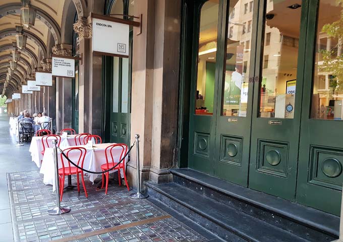 Several bistros are present under the Fullerton Hotel