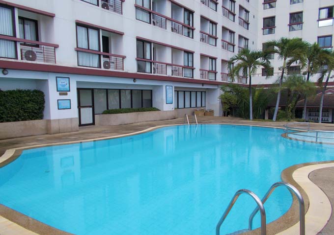 Pool at convenient and affordable Amora Thapae Hotel