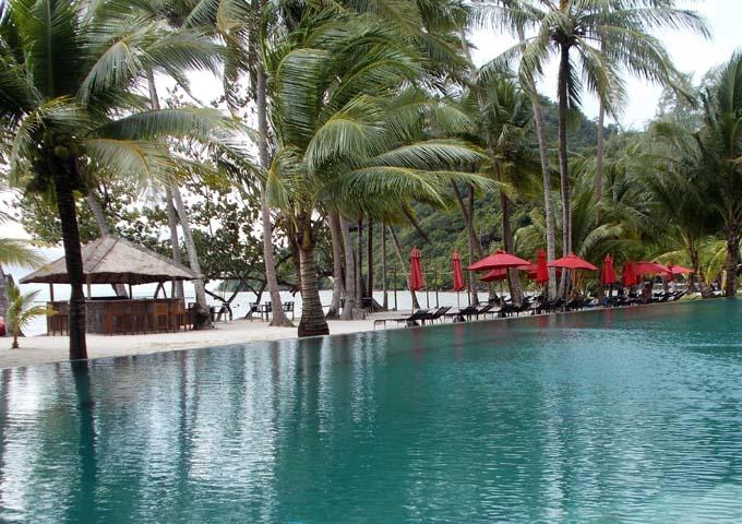 Fantastic infinity pool with sea views and greenery at Peninsula Beach Resort
