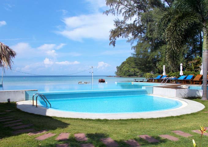 Swimming pool and kids' splash area by the beach at Twin Bay Resort