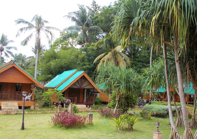 Cosy bungalows and large garden at Sayang Beach Resort