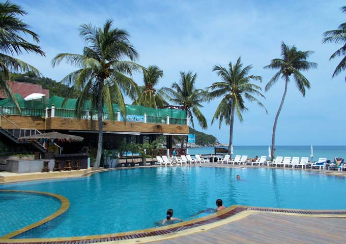 Pool and motel-style rooms with sea view at Phangan Bayside Resort
