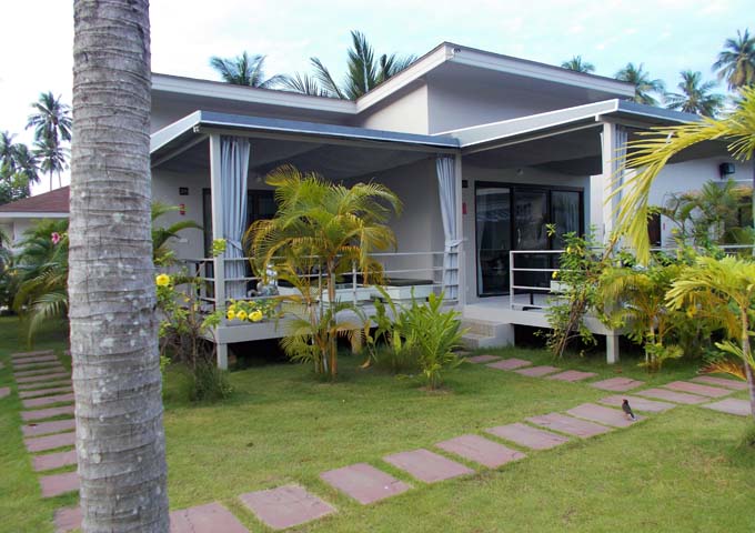 Pool-facing bungalows at Coconutspalm Resort