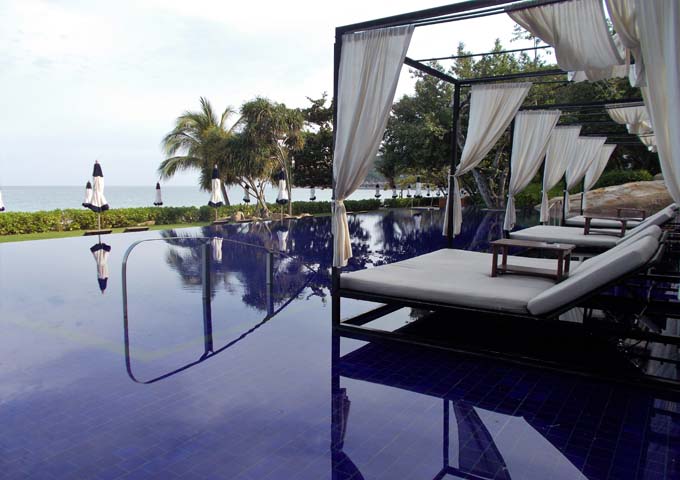 Opulent and spacious resort with infinity pool and sea views