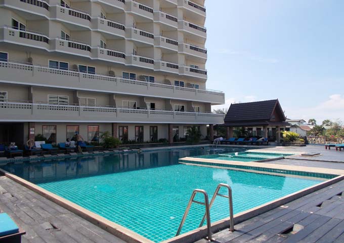 L-shaped pool and motel-style rooms at affordable Jomtien Thani Hotel