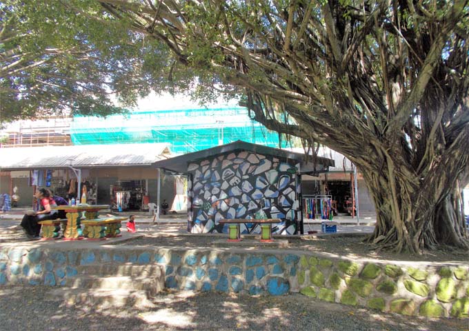 The handicraft market in central Nadi is worth visiting.