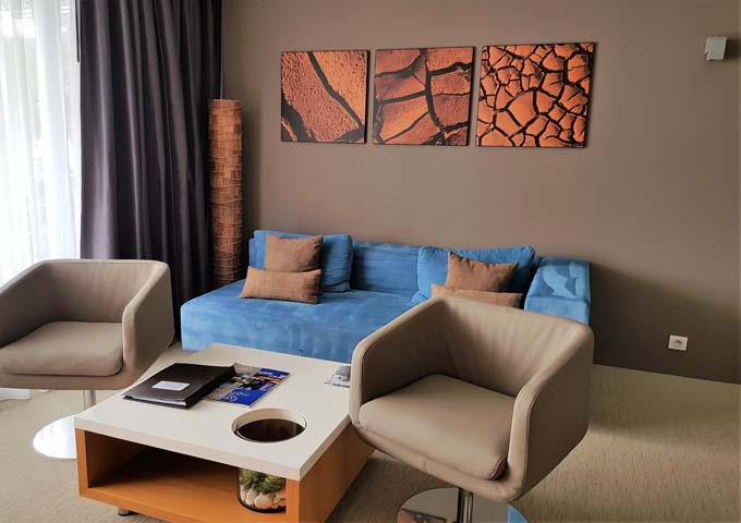 Suites feature a contemporary decor and furnishings.