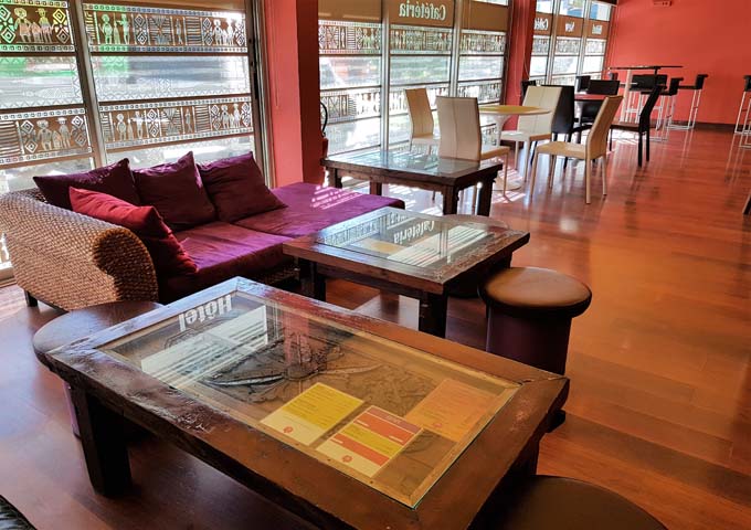 Hôtel New Caledonia's cafeteria serves good Thai meals.