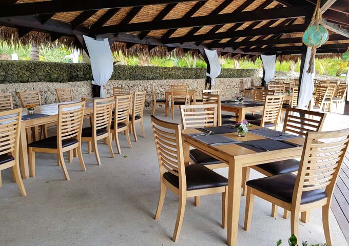 Waterside Restaurant offers breakfast and other meals.