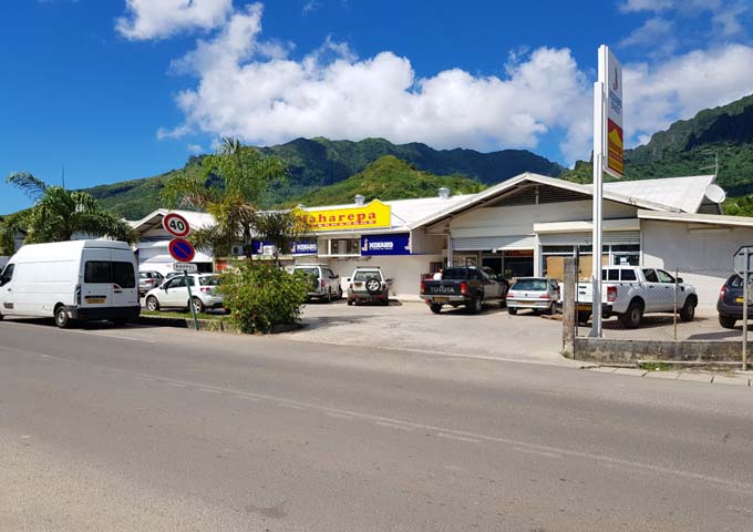 The small village of Maharepa features a supermarket.
