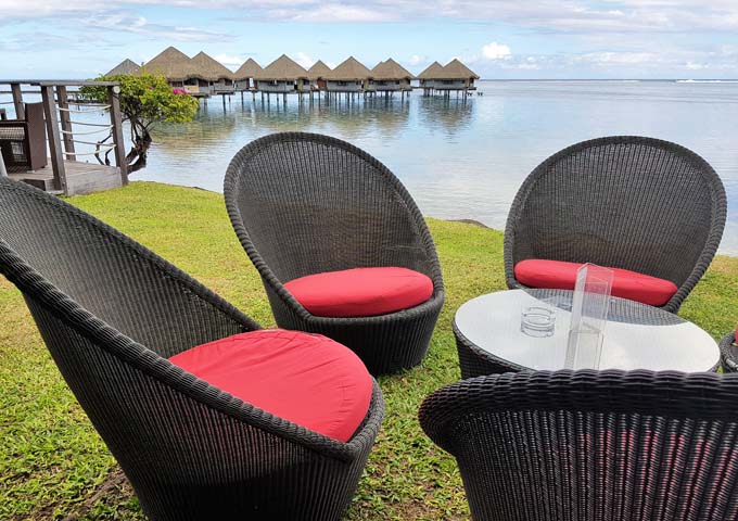 Le Puna Bar has outdoor seating with sea views.
