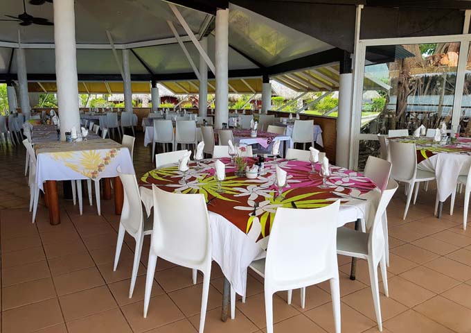 Le Sunset at Hotel Hibiscus offers French and Italian meals.
