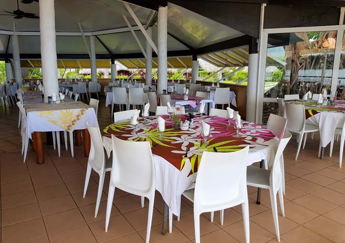 Le Sunset at Hotel Hibiscus offers French and Italian meals.