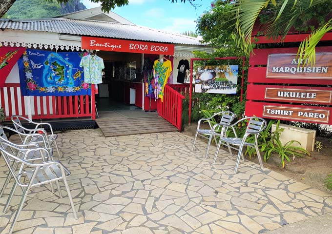 Vaitape has several shops and eateries.