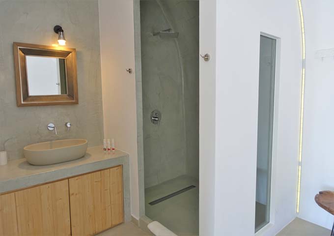 The villa bathroom has a Cycladic cave style architecture.