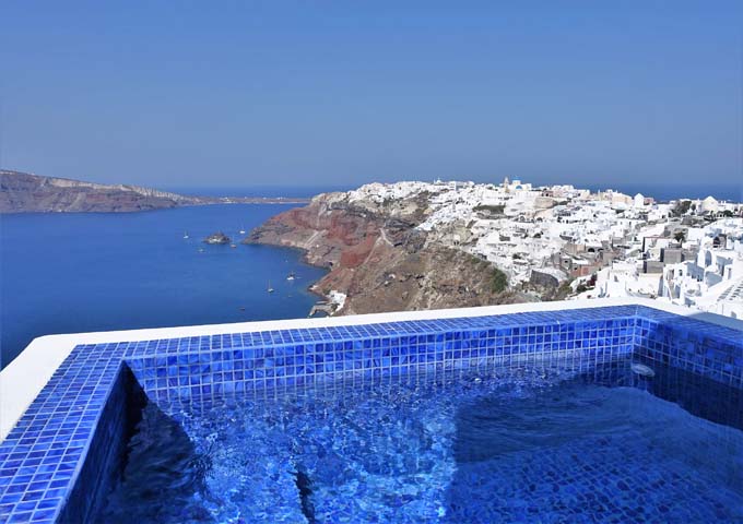 The indoor/outdoor jacuzzi offers fantastic caldera views.