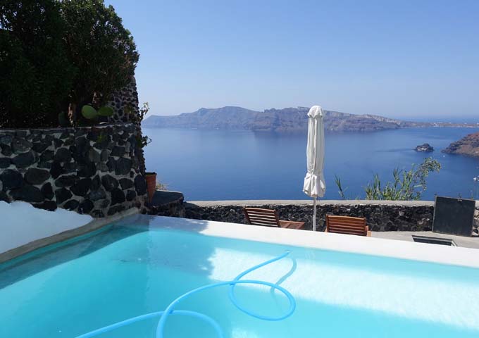 The Suite's private pool offers great Caldera views.