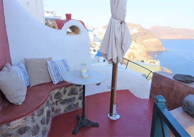 The balcony is cosy and offers fantastic caldera views.