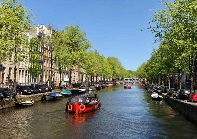 Nine Streets shopping neighborhood can be reached by crossing the Prinsengracht canal.