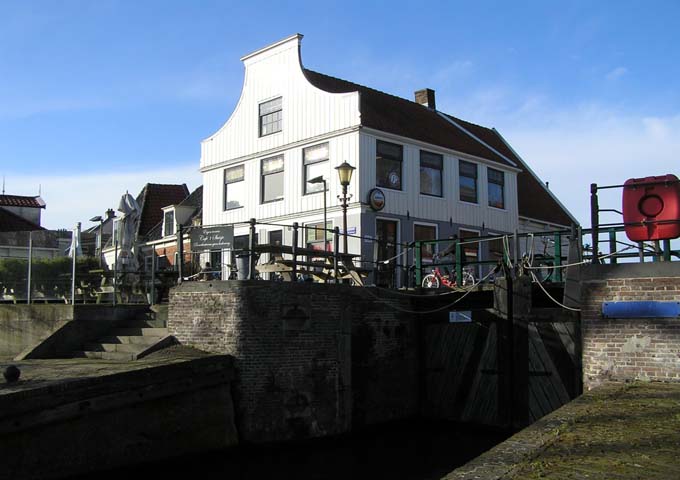 Café ‘t Slusje is along historic houses on Nieuwendammerdijk street.