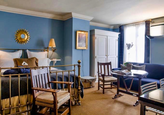 The Mahler deluxe room features comfortable bed with anti-allergenic cushions.