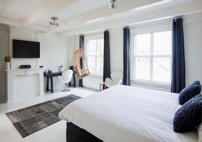 The well-equipped Moon Suite overlooks the Herengracht canal.