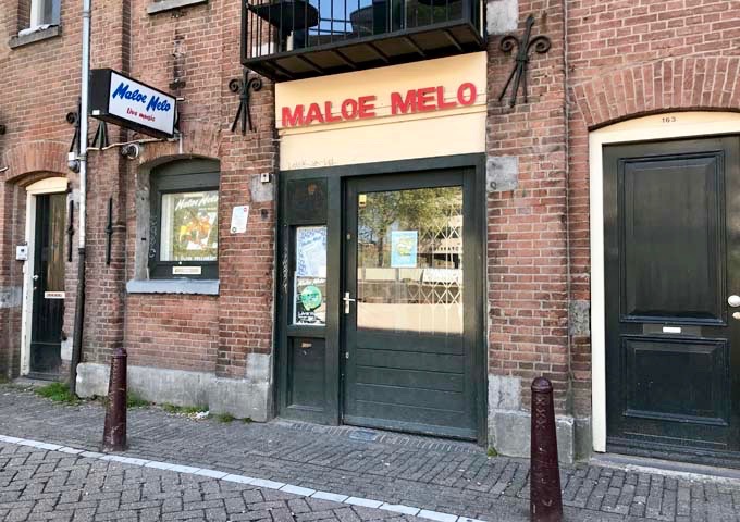 The legendary local blue bar Maloe Melo features live performances.