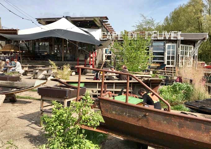Café Ceuvel hosts art and music events.