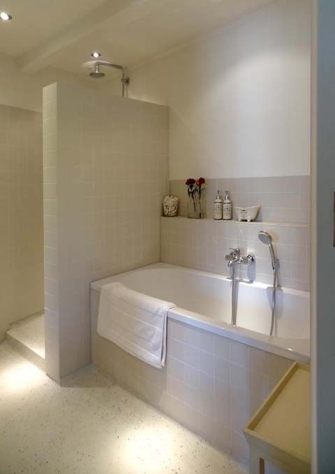 The Deluxe Double bathroom has a tub and a shower.