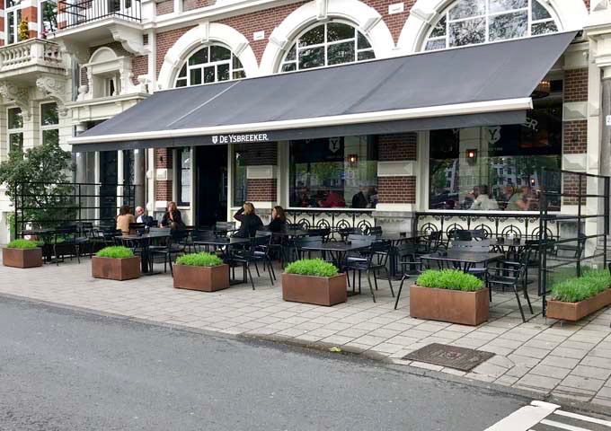 De Ysbreeker has a great outdoor terrace and overlooks the Amstel.