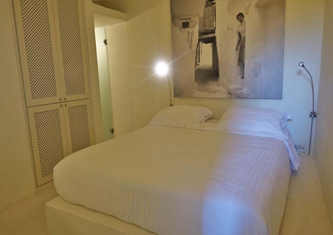The bedrooms feature a Cycladic, cave-style architecture.