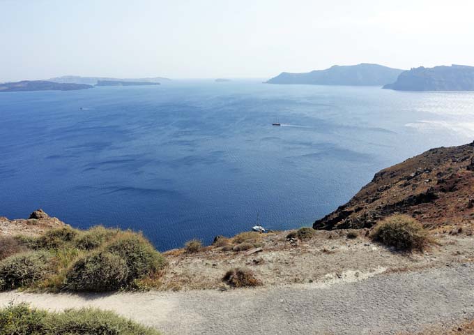 The southern side of the property face the caldera and the Oia-Fira trail.