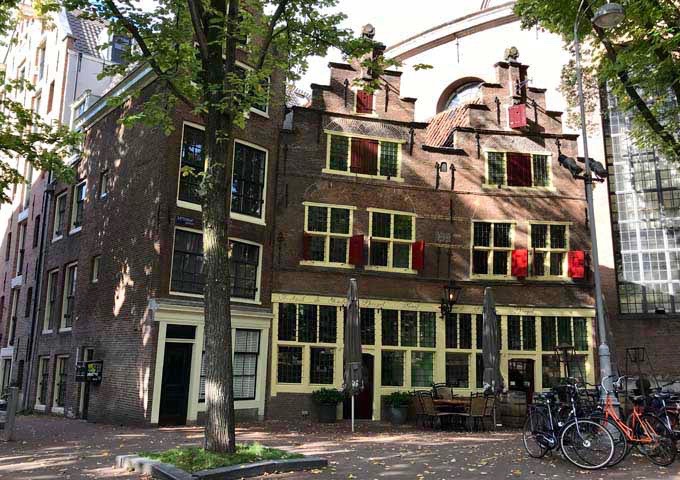 De Silveren Spiegel is a fine-dine restaurant in an ancient house.